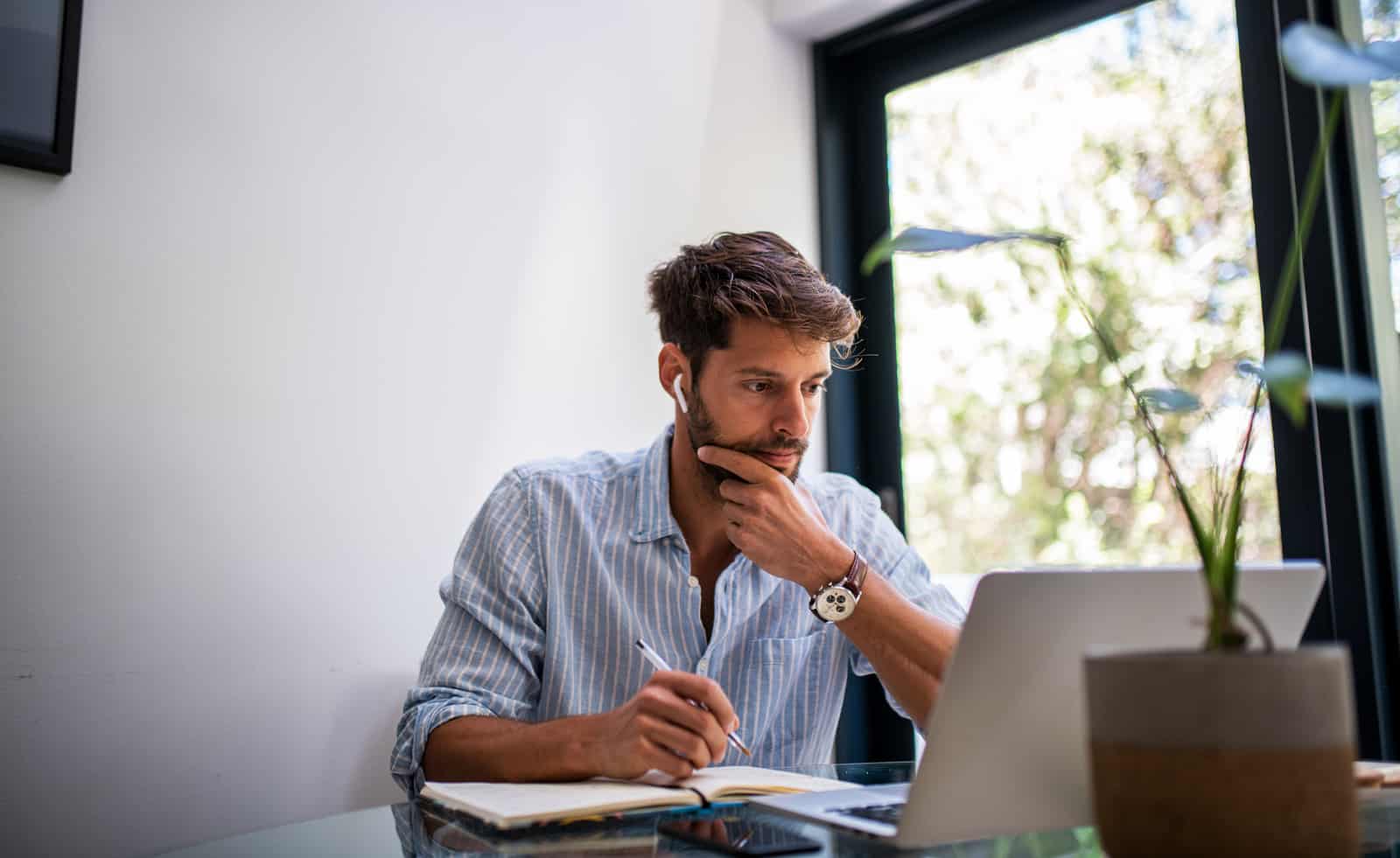 Man studies for california real estate online